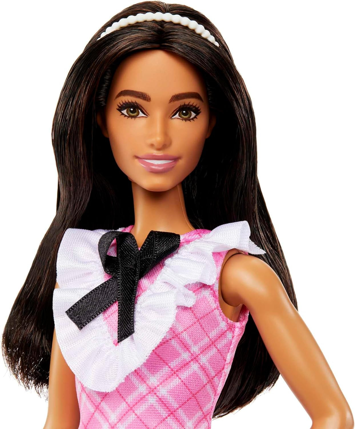 Barbie Fashionistas docka Sporting Svart hår och pärlor pannband bär rosa rutig klänning med svart rosett och volang krage för åldrarna 3 och uppåt HJT06