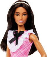 Barbie Fashionistas docka Sporting Svart hår och pärlor pannband bär rosa rutig klänning med svart rosett och volang krage för åldrarna 3 och uppåt HJT06