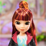 Unicorn Academy Valentina Doll - originaldockan från den populära Netflix-serien, är 24 cm lång och har 5 tillbehör för fantasifullt rollspel, för barn från 4 år och uppåt
