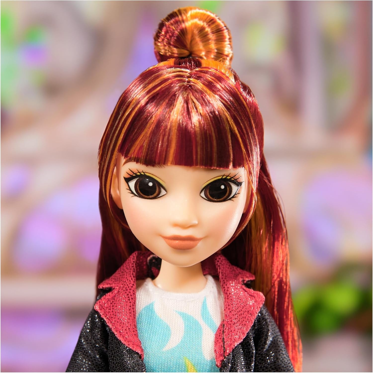 Unicorn Academy Valentina Doll - originaldockan från den populära Netflix-serien, är 24 cm lång och har 5 tillbehör för fantasifullt rollspel, för barn från 4 år och uppåt