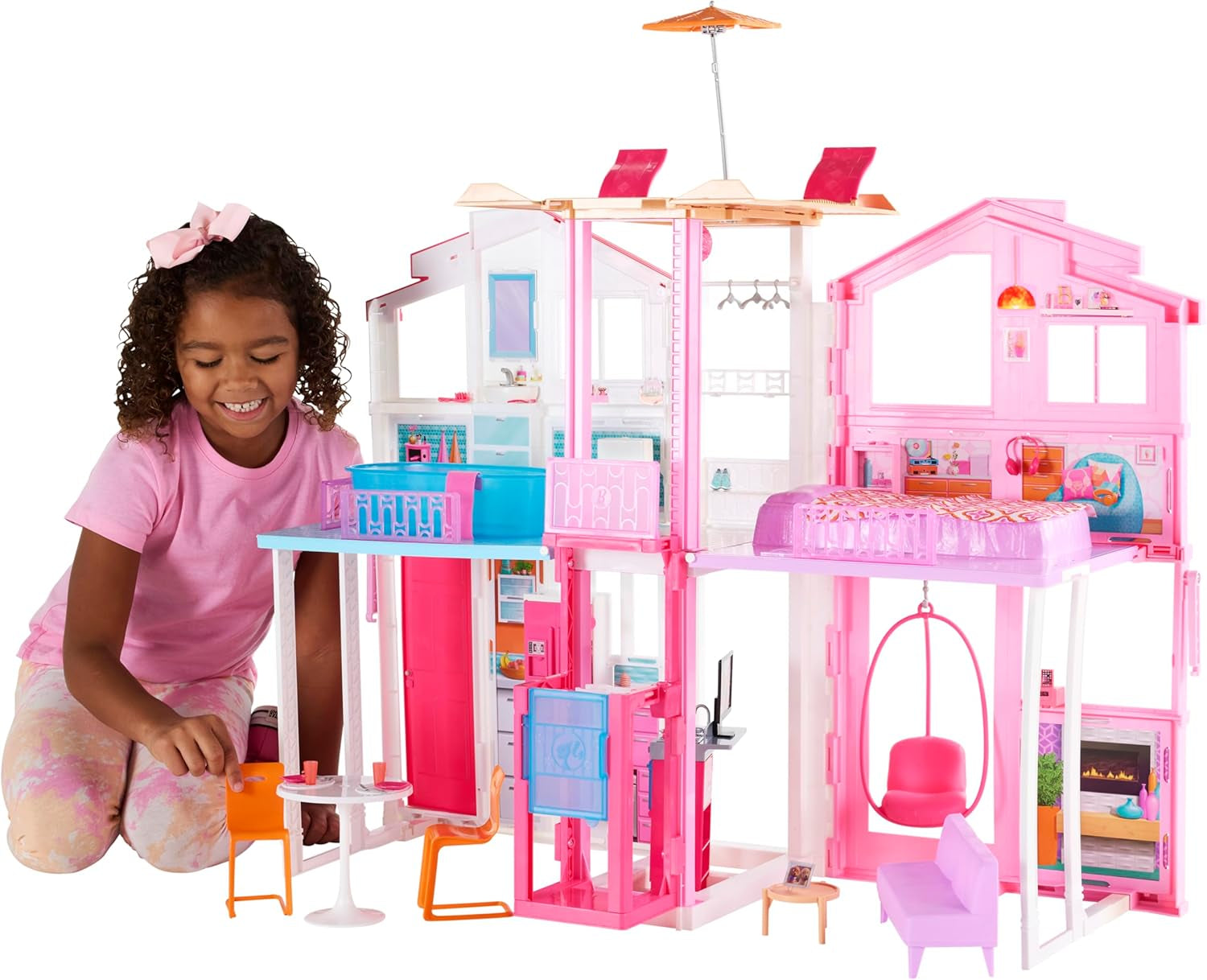 Barbie Dream House, 3-vånings 5-rums radhus, inkluderar tillbehör som möbler, hopfällbar och förvaring, leksak för åldrarna 3 och uppåt, DLY32