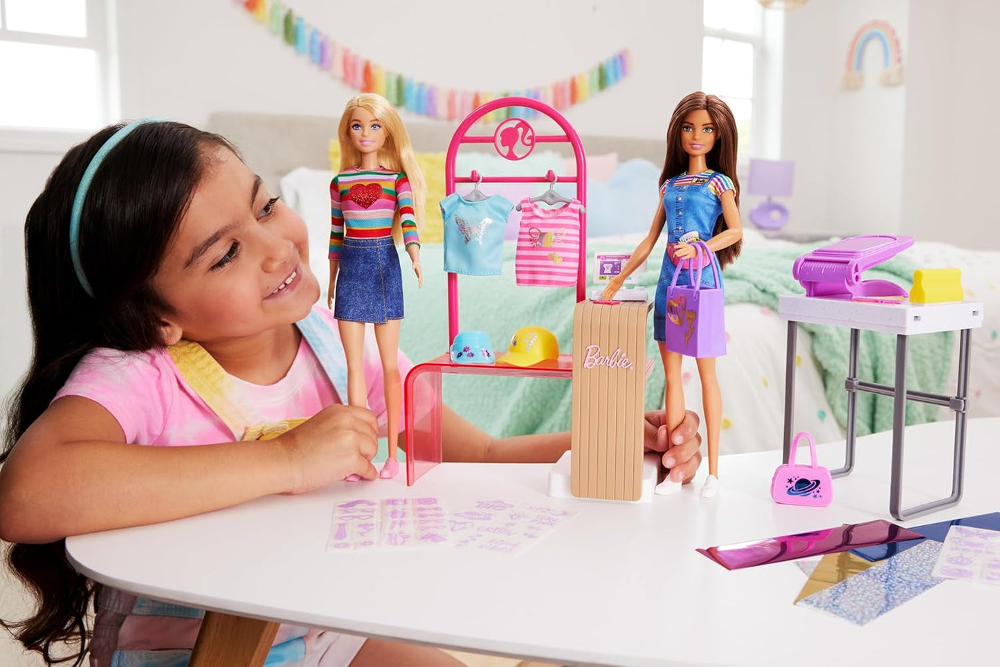 Barbie Fashion Boutique Playset - foliemönsterdocka, över 150 originalutseende, innehåller 2 blusar och 5 folielakan, klädställ och kreditkortsläsare, 3+, HKT78