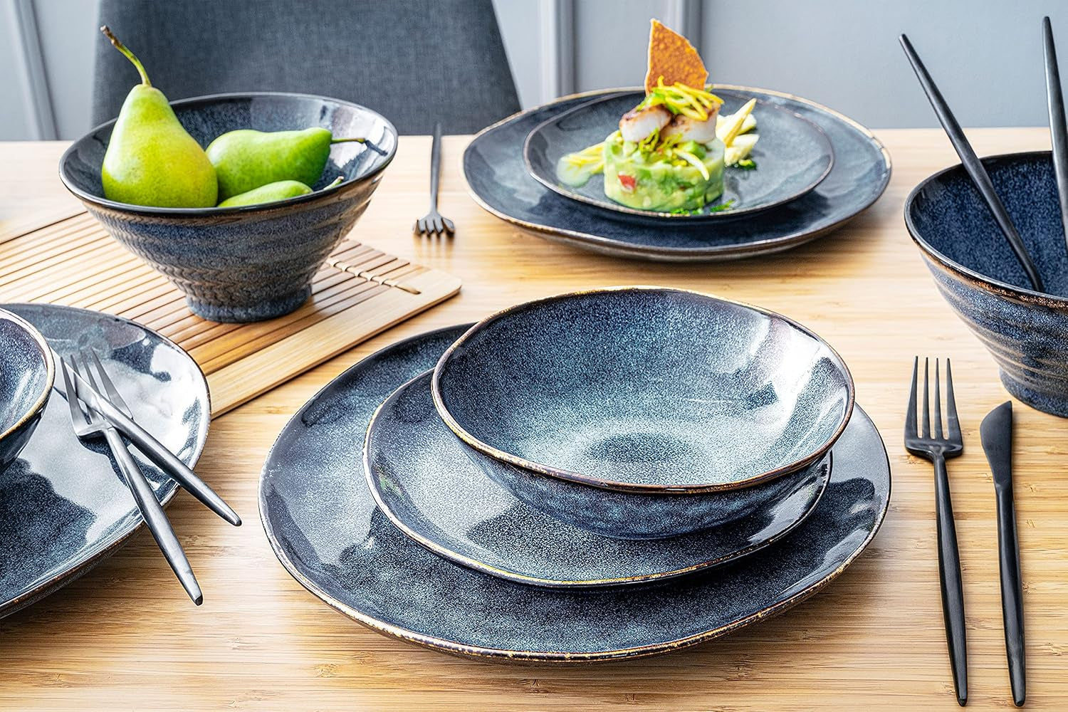 SANGER | Tokyo servisset 12-delat servisset i stengods för 4 inklusive middagstallrikar, desserttallrikar och skålar, mörkblå med svarta accenter | PREMIUM KOLLEKTIONEN