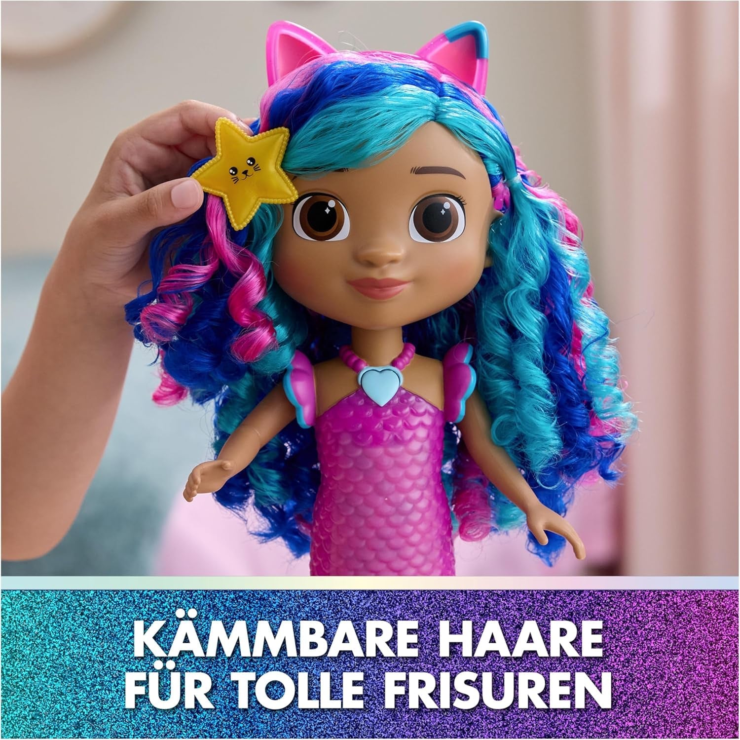 DREAMWORKS GABBY'S DOLLHOUSE – Sing & Shine Meerjungfrau Gabby, 35 cm stor Puppe mit Licht- und Soundeffekten, spricht Deutsch, für Kinder ab 3 Jahren