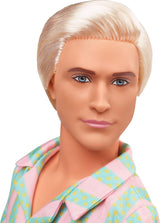 Barbie Movie Ken Barbie Doll i pastellrosa och grönrandiga strandkläder, surfbräda och vita sneakers, JBJ54