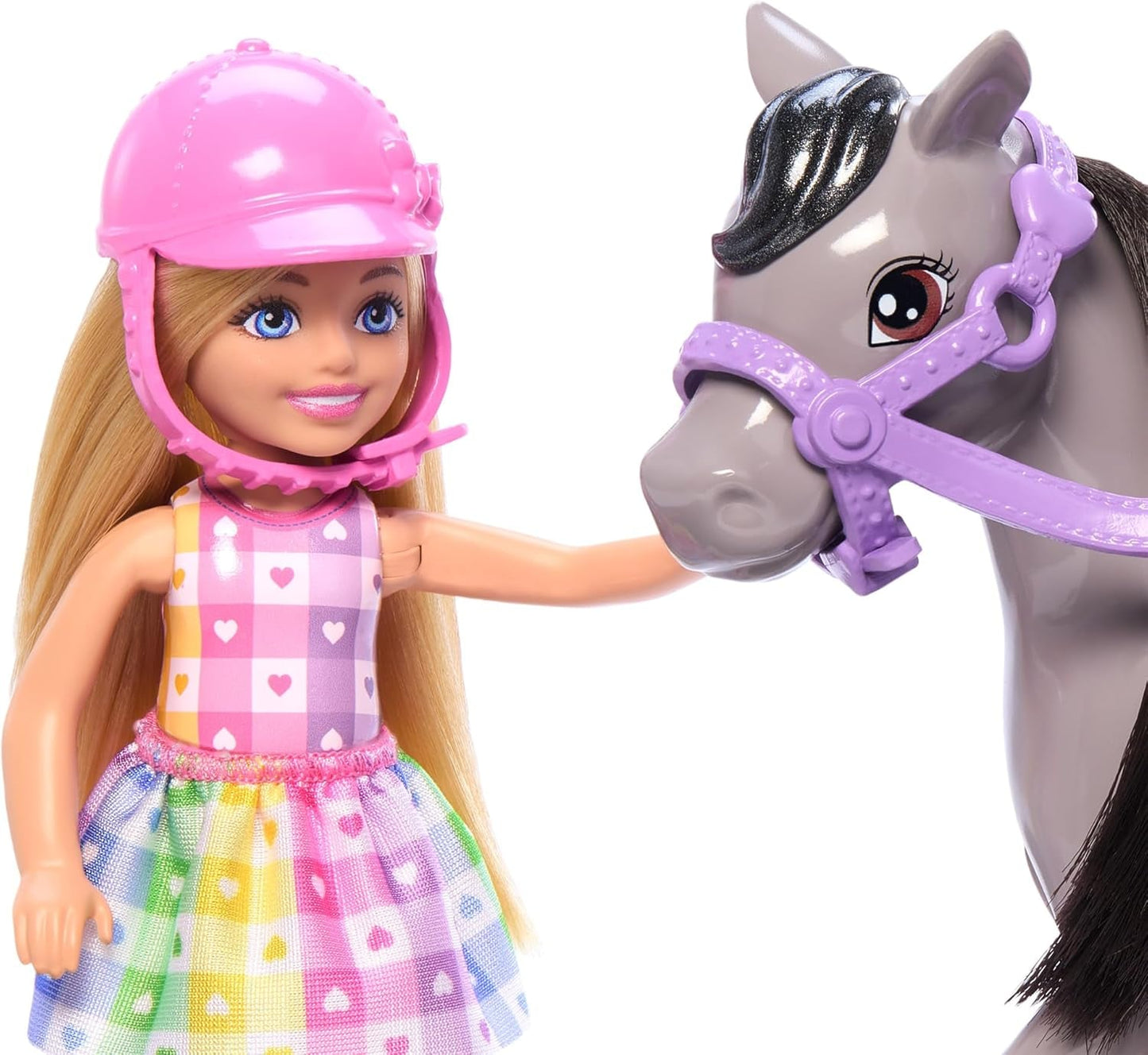 Chelsea and Ponies Barbie Doll - Spänn upp för lek och ridning säkert, rosa sadel och steg, inkluderar hjälm och söt rutig klänning, från 3 år och uppåt, HTK29