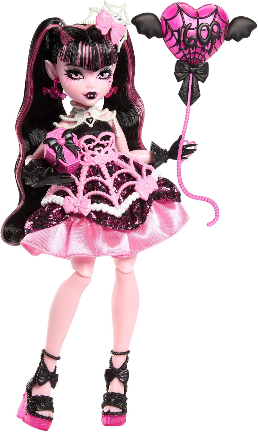 Läskig och söt Monster High födelsedagsdocka Draculaura i en rosa festklänning med tillbehör med teman som inbjudan, ballong, present, fans och mer, JBG74