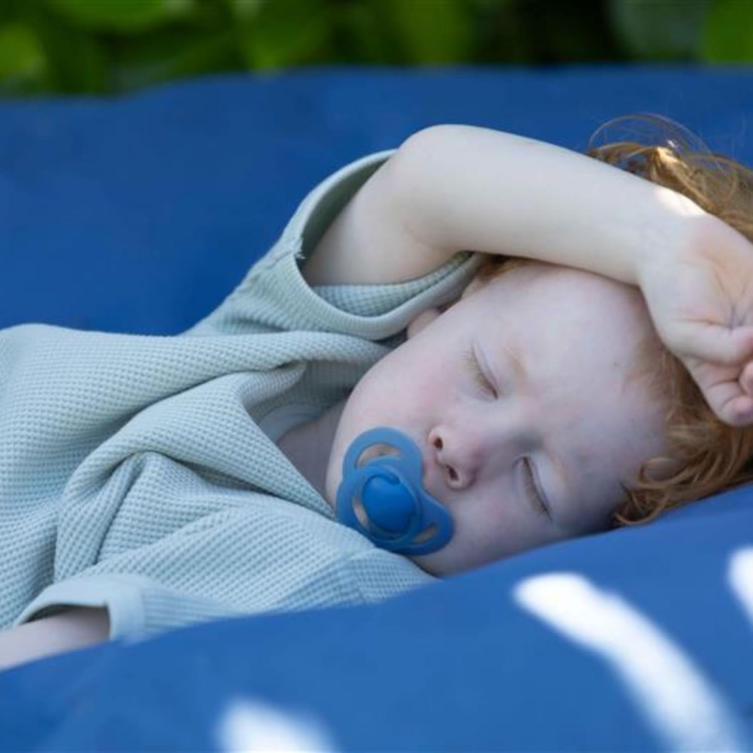 Nuby – Set med 5 mjuka ortodontiska nappar och nappar i silikon | 3 modeller för dag och natt | 2 modeller som lyser i mörkret | BPA-fri | Bröstliknande form | För 18-36 månader