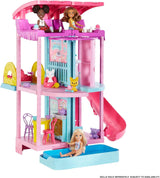 Barbie Chelsea Playhouse - 3 transformerande våningar, hemliga lekområden, hiss, pool, rutschkana, 2 husdjur och 20+ tillbehör, för åldrarna 3+, HHX44