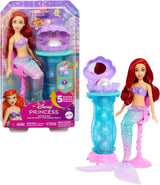 Mattel Disney Princess Toys, sjöjungfru Ariel modedocka med avtagbar stjärtfena, toalettbord med 5 repeterbara popup-överraskningar och 5 tillbehör, JBF86