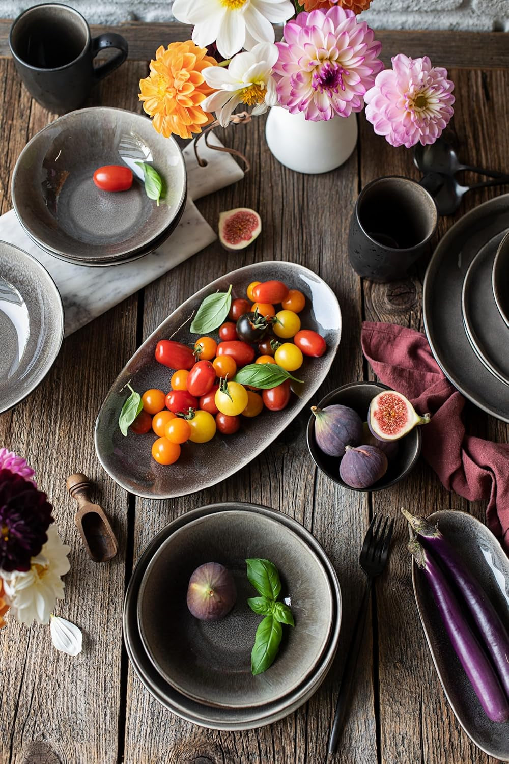 MÄSER 934073 Niara Organic Series Modern 4-personers servisset med spännande vintagelook, 16-delad kombinationsservice med en speciell svart och brun glasyrkombination, stengods