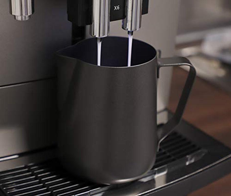APS Milk Pitcher - Högkvalitativ mjölkkanna med non-stick beläggning, gjord av rostfritt stål - Perfekt för att skumma mjölk - Universalkaraff, svart, 600 ml