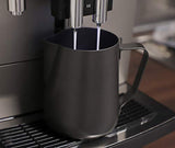 APS Milk Pitcher - Högkvalitativ mjölkkanna med non-stick beläggning, gjord av rostfritt stål - Perfekt för att skumma mjölk - Universalkaraff, svart, 600 ml