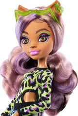 Monster High Scare Adise Island Clawdeen Wolf docka med baddräkt, joggingbyxor och strandtillbehör som visir, vattenflaska och bok