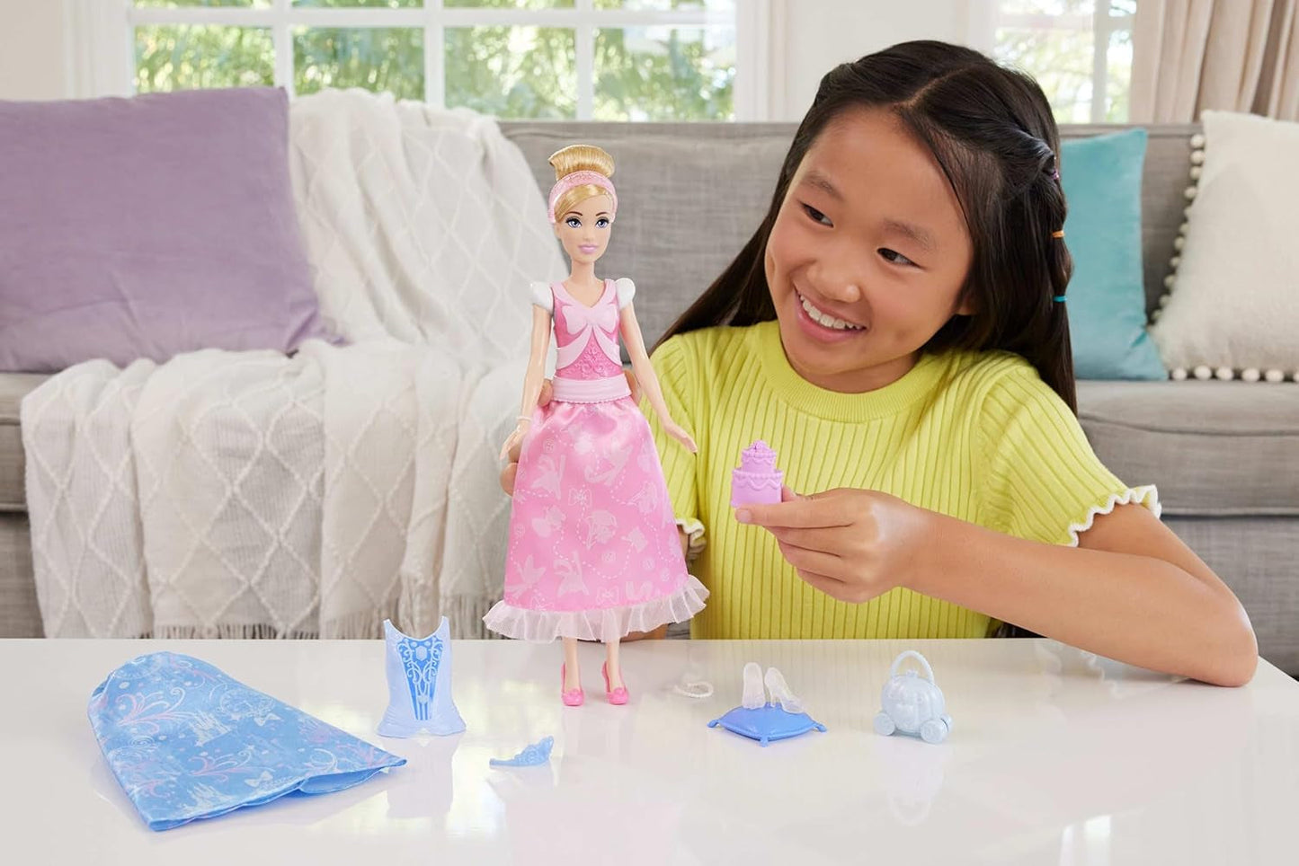 Mattel Disney Princess Toys Cinderella modedocka med 2 outfits, 9 accessoarer, 2 toppar med clips och 2 kjolar. 2 i 1 berättelser inspirerade av Disney-filmen, JCR95