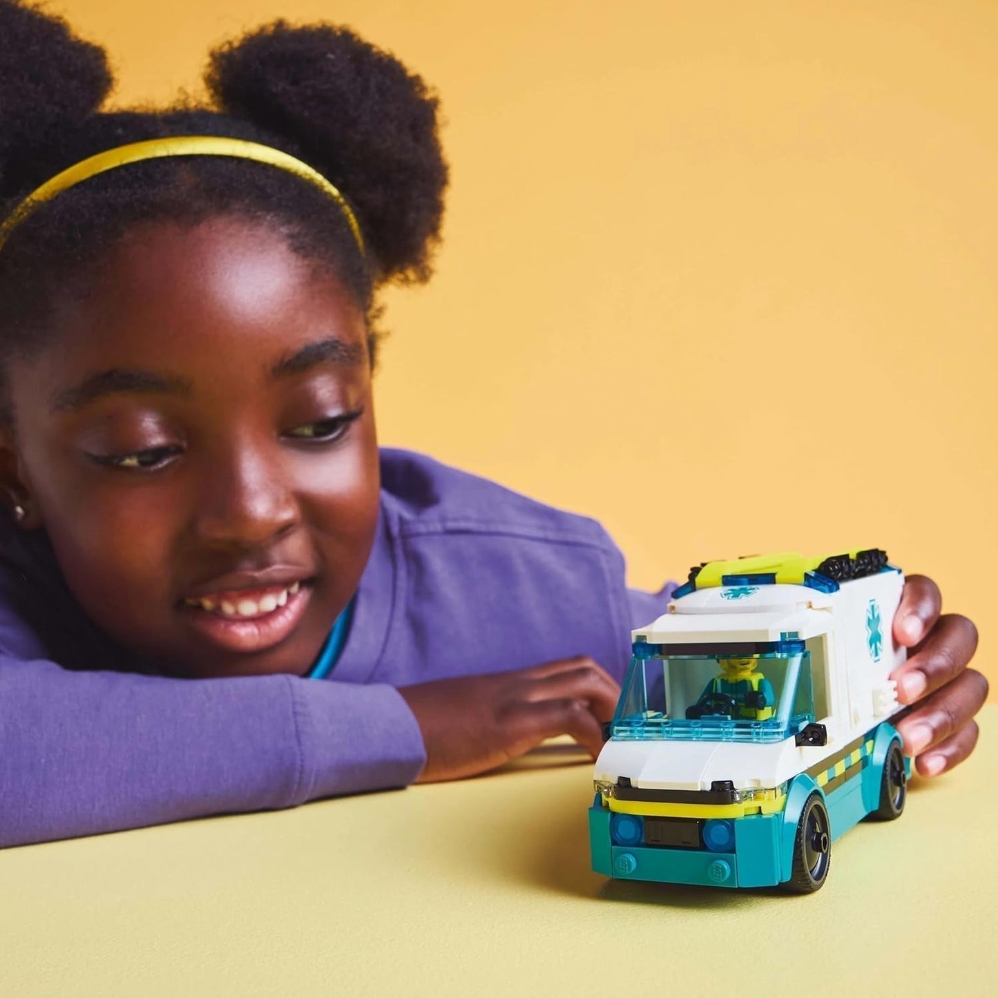 LEGO City Ambulance - leksak med 2 minifigurer (skateboardåkare och förare) - pedagogisk leksak för pojkar och flickor från 5 år - födelsedags- och semesterpresentidéer 60451 Byggset Besuche den LEGO-Store