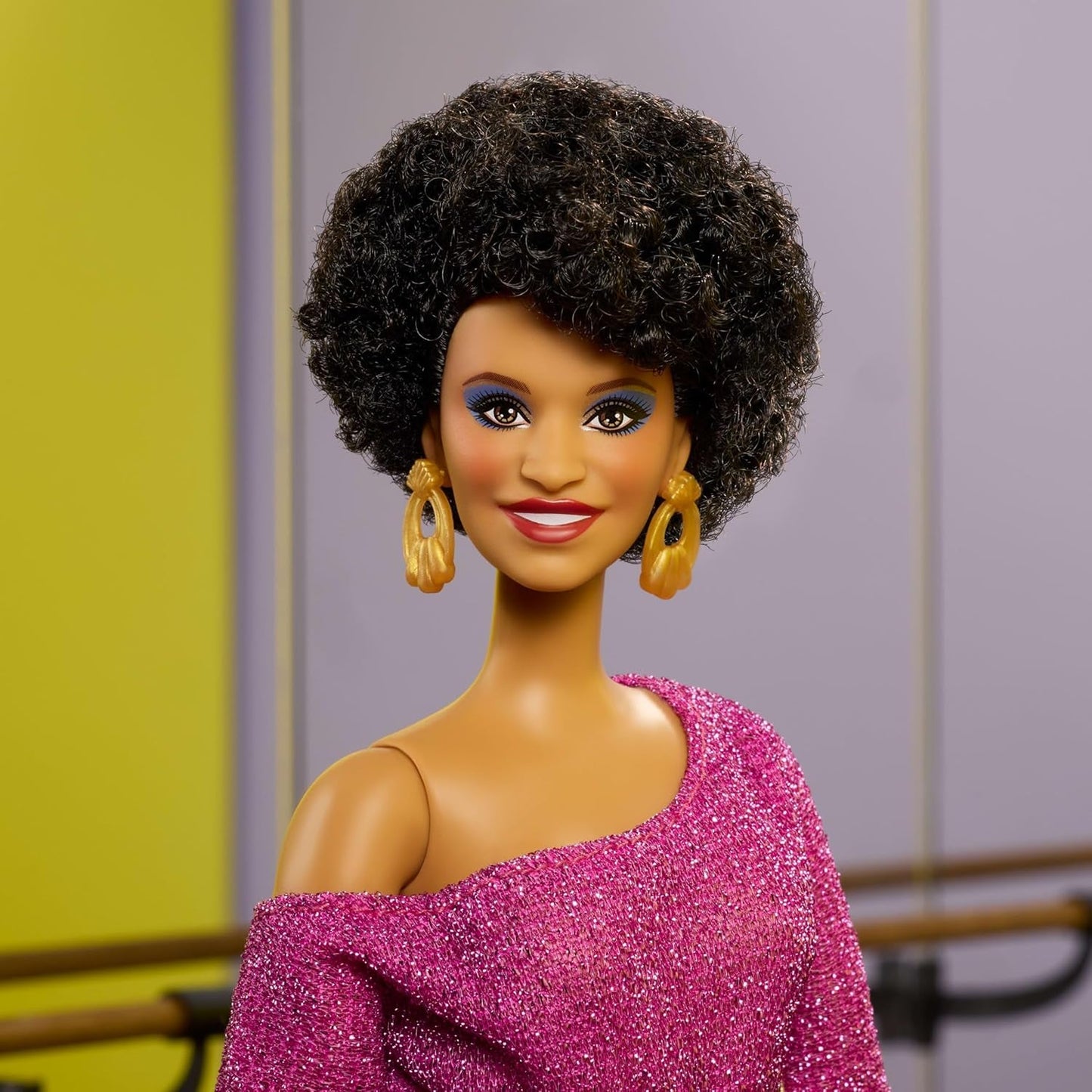 Barbie Signature Debbie Allen Tribute Collection Doll i off Shoulder-topp, guldbälte och lila fransbyxor och leggings, JBJ24