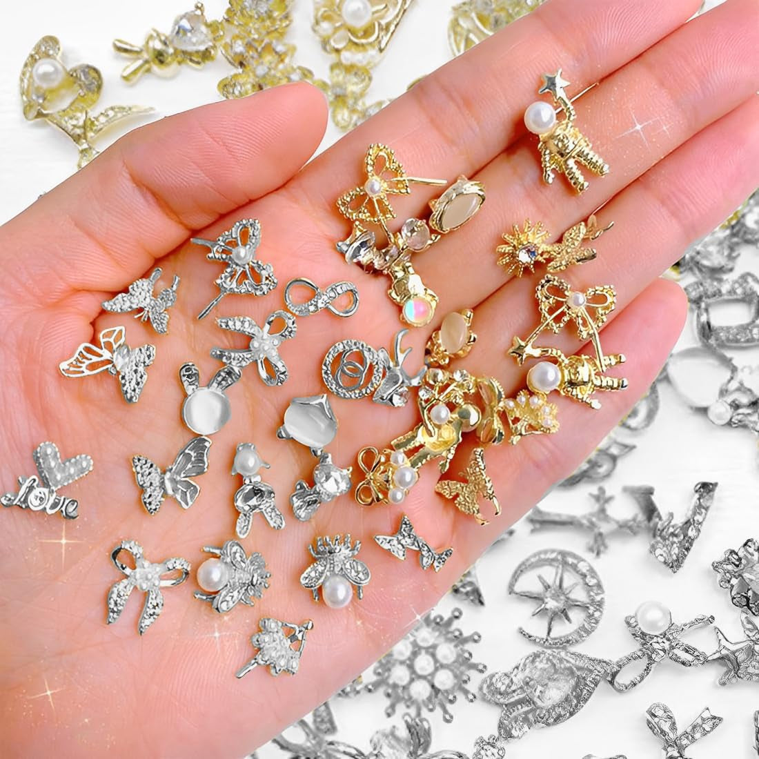 50 Stück Gold Nail Charms, 3D Shiny Nail Art Charms, Glitzersteine ​​Nägel Perle Legierung Nagel, Schmetterling Strasssteine ​​Nägel Charms, DIY Nail Art Zubehör, Für Mädchen Frauen