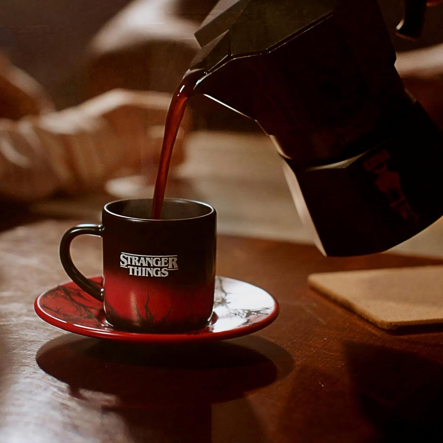 Bialetti Moka Express Stranger Things 3-kopps kaffebryggare, Musikknapp med USB-C-laddningsfunktion, Ej lämplig för induktionshällar, 3 koppar (130 ml), Svart