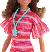 Barbie och Teresa Rezept für Freundschaft Teresa-Modepuppe med unverkennbarem Outfit till An- och Ausziehen, med tillbehör inklusive ett halsband, JCT02