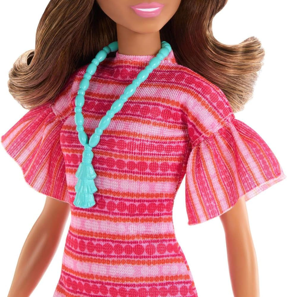 Barbie och Teresa Rezept für Freundschaft Teresa-Modepuppe med unverkennbarem Outfit till An- och Ausziehen, med tillbehör inklusive ett halsband, JCT02
