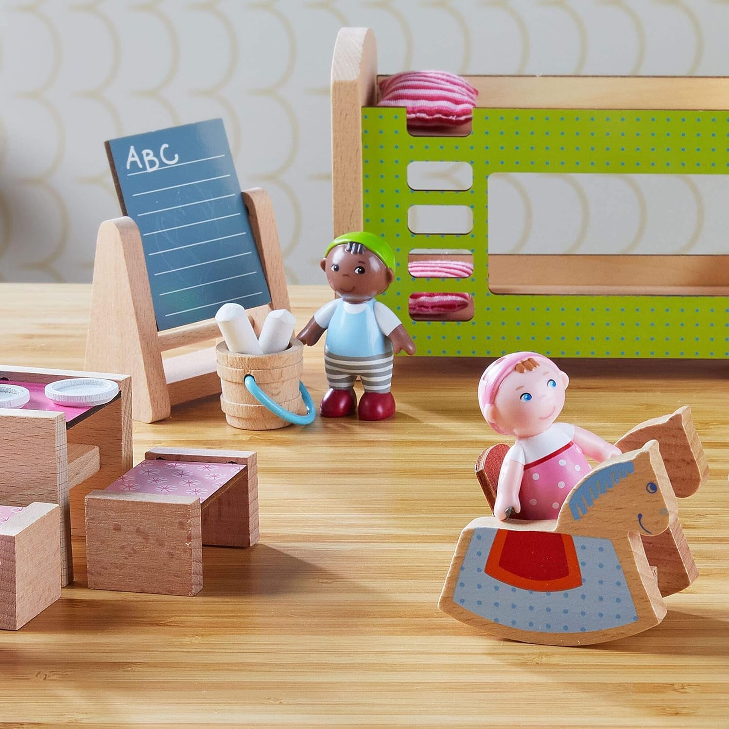 HABA 306696 - Little Friends Family Time Playset, flexibla docktillbehör, åldrar 3+