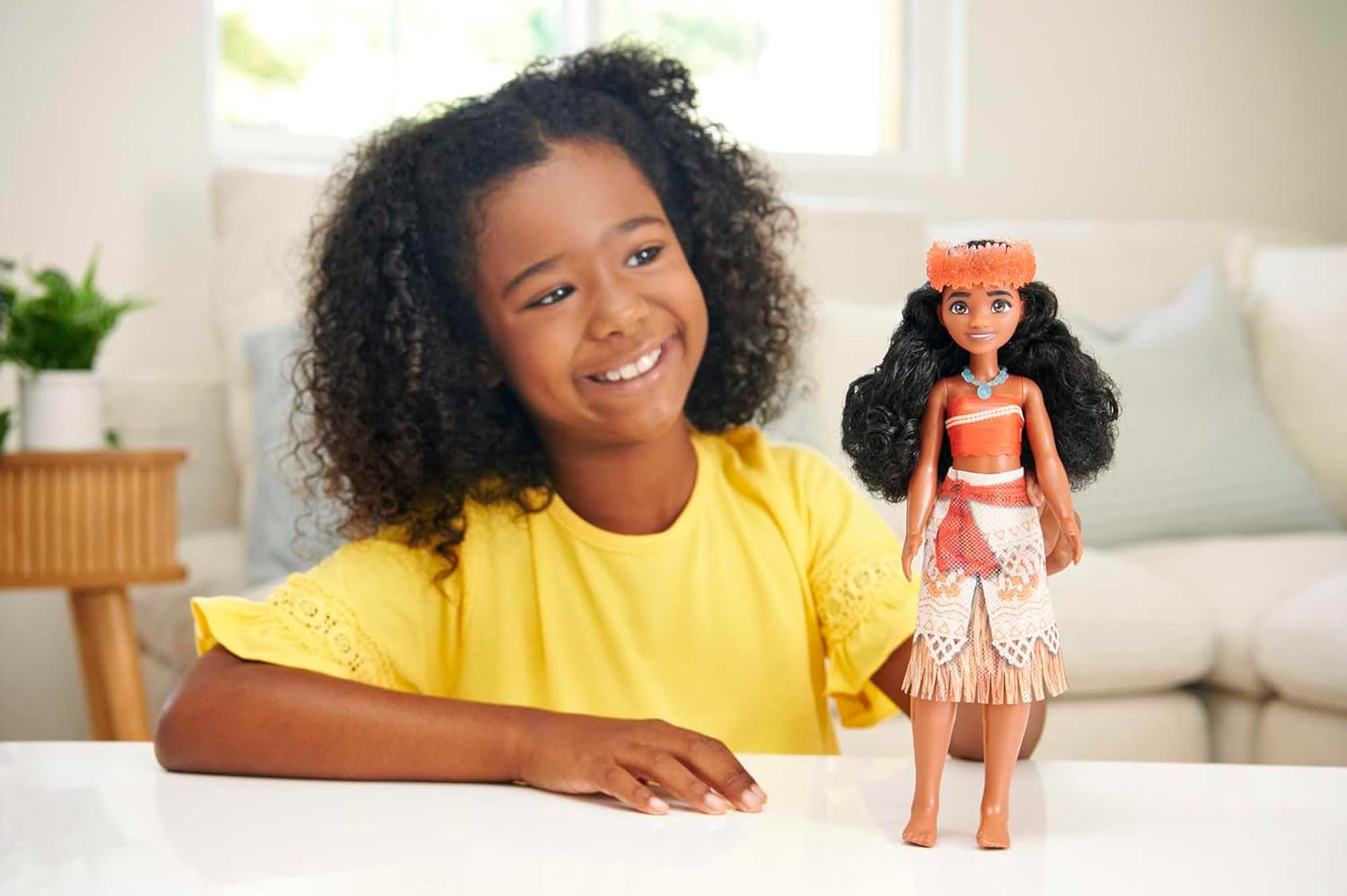 Mattel DISNEY Moana - Ledad modedocka med glitteroutfit, avtagbart pannband och halsband, för barn från 3 år och uppåt, HPG68