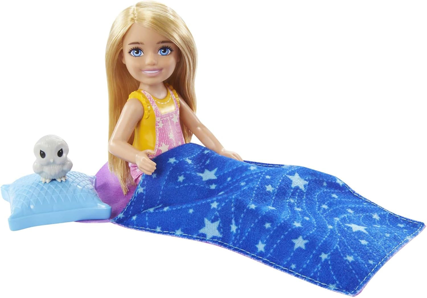 Barbie Chelsea-serien, Chelsea Doll Camping med blont hår, Husdjursuggla, Sovsäck, Kudde, Ficklampa, Kikare, Campingtillbehör, Barnpresent, Leksak för 3 år och uppåt, HDF77