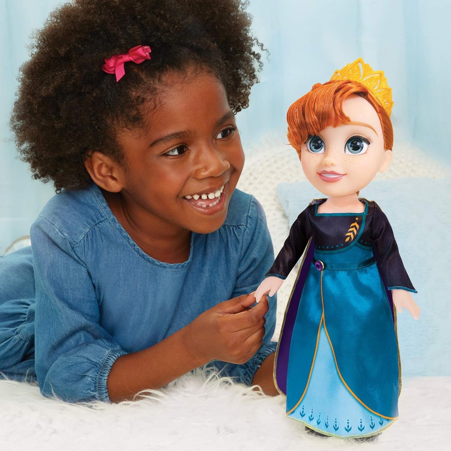 Disney Frozen 2 Anna Doll - en 35 cm hög poserbar docka i en ikonisk modeklänning med Arendelle-vapen och ett diadem för extra nöje, för tjejer från 3 år och uppåt