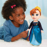 Disney Frozen 2 Anna Doll - en 35 cm hög poserbar docka i en ikonisk modeklänning med Arendelle-vapen och ett diadem för extra nöje, för tjejer från 3 år och uppåt