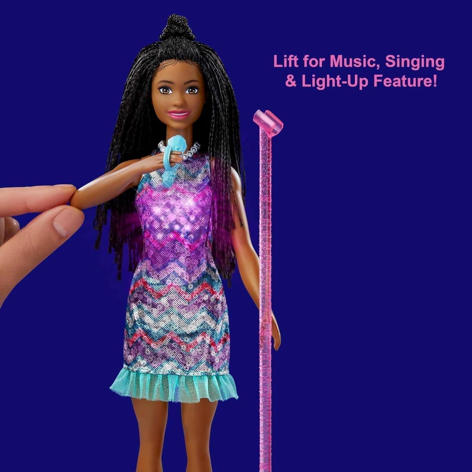Barbie GYJ22 - gratis scen för Big Dream Brooklyn docka (ca 30 cm, bruna flätor) med filmlåtar, lampor, mikrofon och tillbehör, present till barn från 3 år Naty Shop Dolls