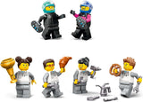 LEGO City F1 Garage med Mercedes-Amg och alpina racerbilar - Formel 1 racerbil med 2 förare och 4 mekaniska minifigurer - Present för pojkar och flickor 7+ och fans 60444 Besuche den LEGO-Store byggset