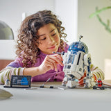 LEGO Star Wars R2-D2 modellset för barn, pojkar och flickor, byggbar droidfigur med Darth Malek 25-årsjubileumsminifigur och dekorationsskylt, samling presentidé 75379 Byggset Besuche den LEGO-Store