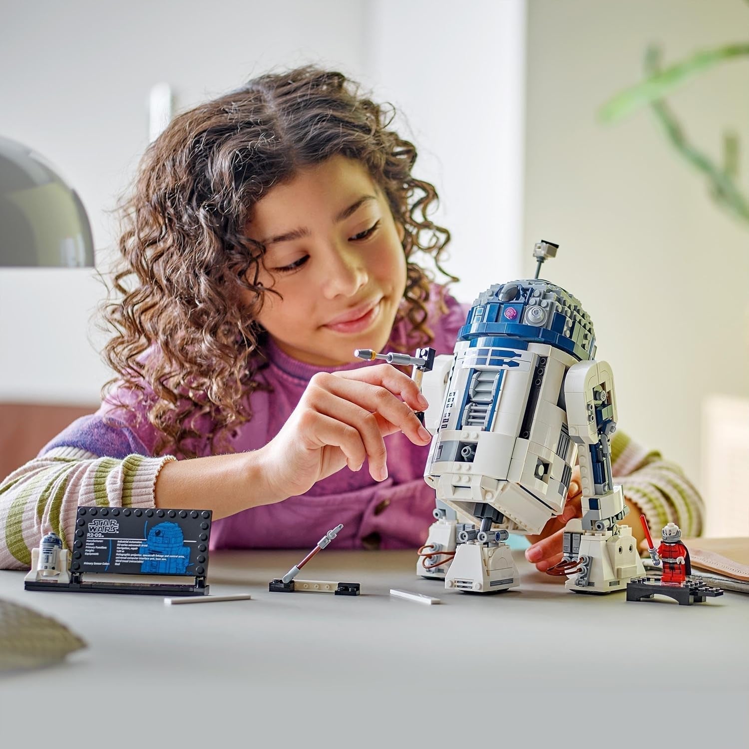LEGO Star Wars R2-D2 modellset för barn, pojkar och flickor, byggbar droidfigur med Darth Malek 25-årsjubileumsminifigur och dekorationsskylt, samling presentidé 75379 Byggset Besuche den LEGO-Store