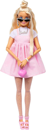 Barbie Deluxe Style docka nr. 3 med Barbiecore-outfit, blont hår i en hög knull, pastellrosa klänning med överdimensionerad rosett och accessoarer som nätstrumpbyxor, HYV27