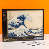 Clementoni 39378 Hokusai - The Great Wave - 1000-bitars pussel, museumssamling, skicklighetsspel för hela familjen, färgglada stretching-spel, pussel för vuxna 14+ Pussel Naty Shop