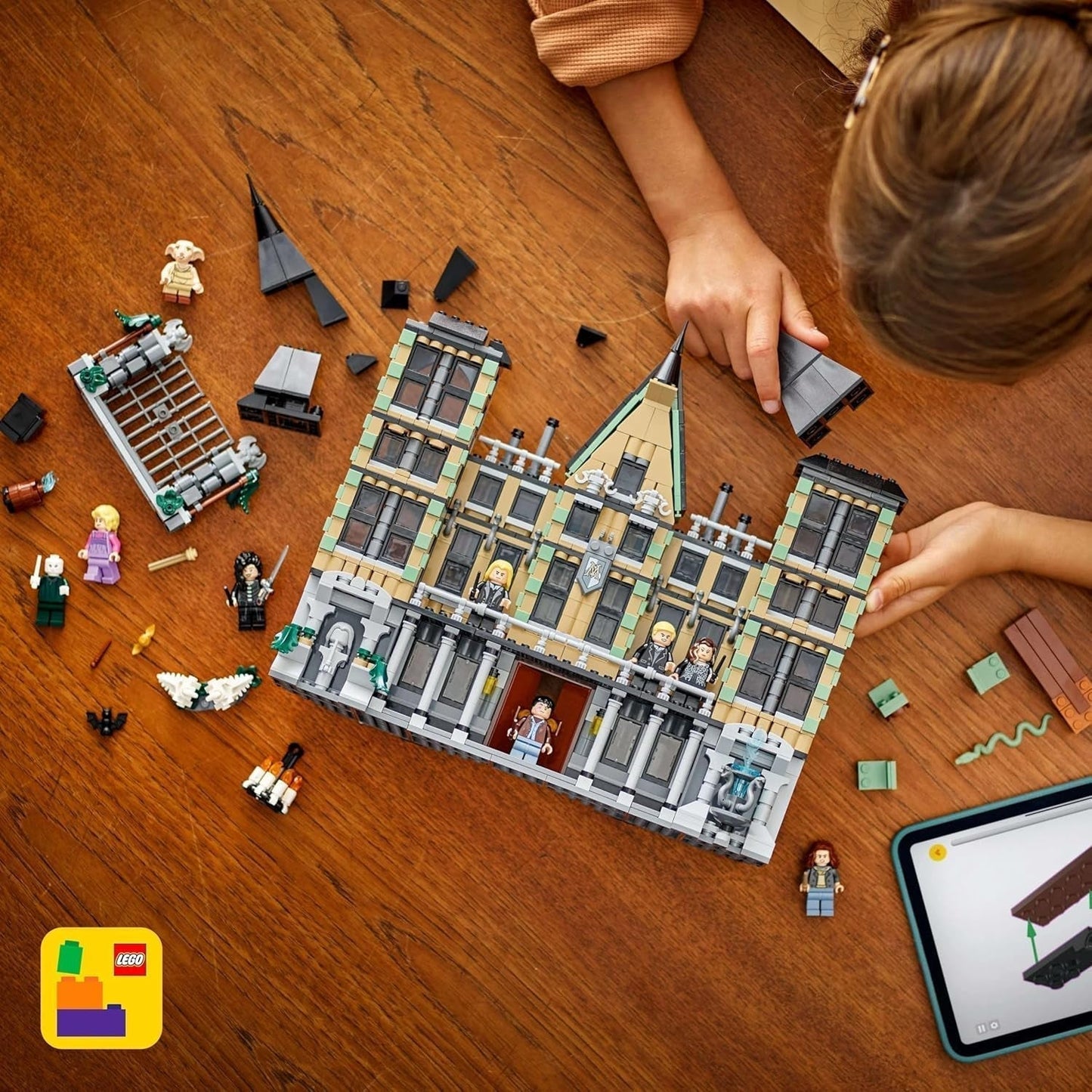 LEGO Harry Potter Malfoy Family Country Estate, fantastisk leksak att samla och visa upp, present till pojkar, flickor och fans av trollkarlsvärlden, presentidé med 9 minifigurer 76453 Byggset Besuche den LEGO-Store