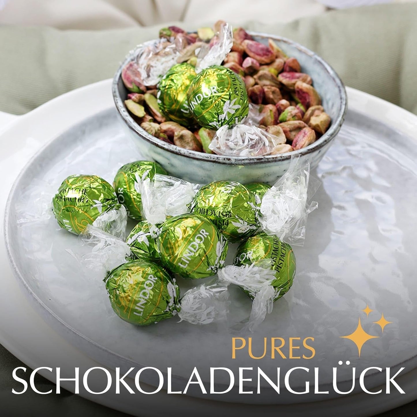 Lindt LINDOR Choklad med pistage | 1 kg återförslutningsbar påse | ca. 80 Mjölkchokladbollar med Smält-i-munnen pistagegräddefyllning | Bulkpaket, pralinpresent