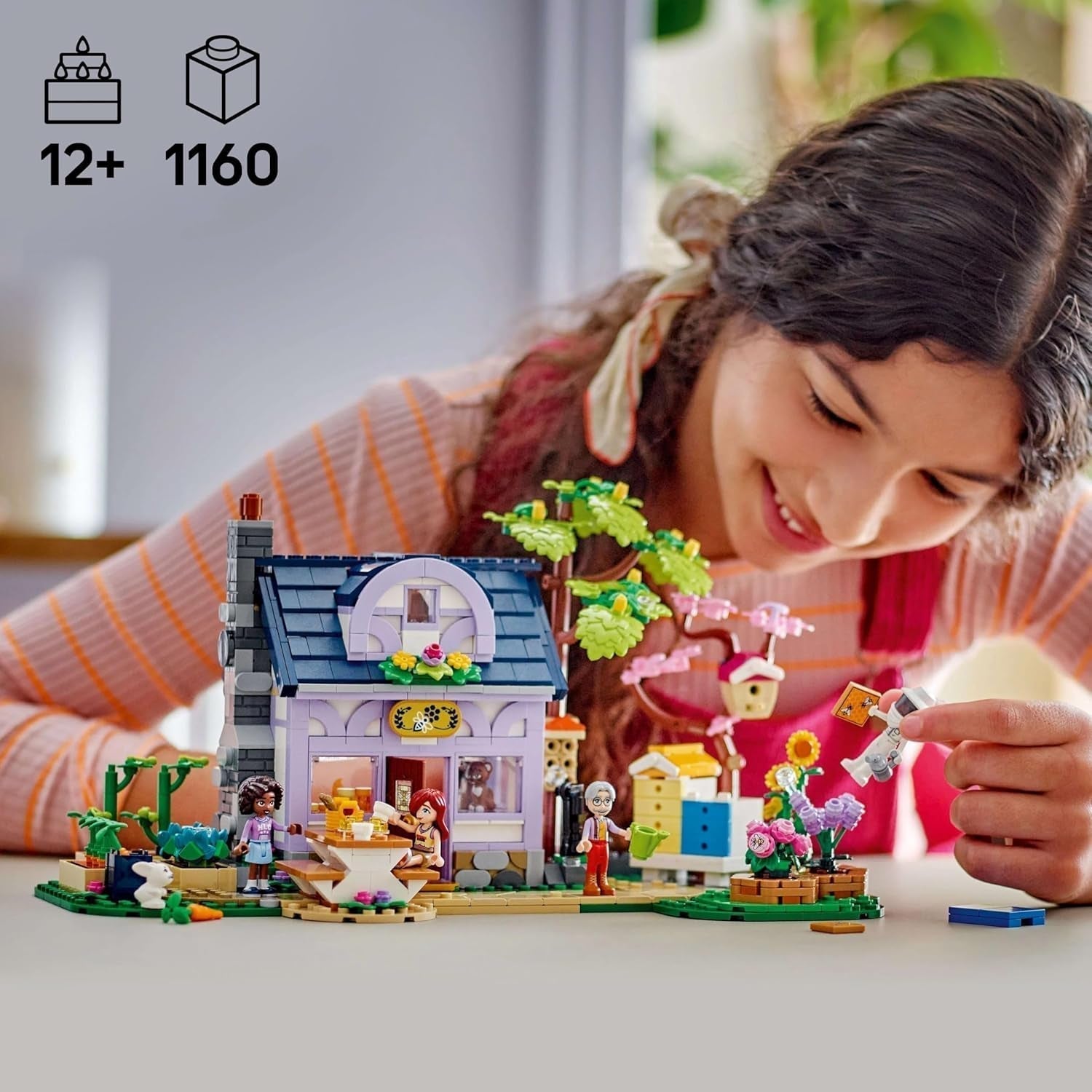LEGO Friends Hus och Blomsterträdgård Biodlaren Byggset Naturlekset Present för flickor 12+ Byggbart modellset 4 minifigurer och djurfigurer Katt och kanin 42669 Byggset Besuche den LEGO-Store