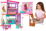 Barbie Holiday House (116 x 77,9 cm), 6-sits lekstuga, fullt möblerad med tillbehör, möbler och hiss, hopfällbar och förvaring, docka, present för barn från 3 år och uppåt, HCD50