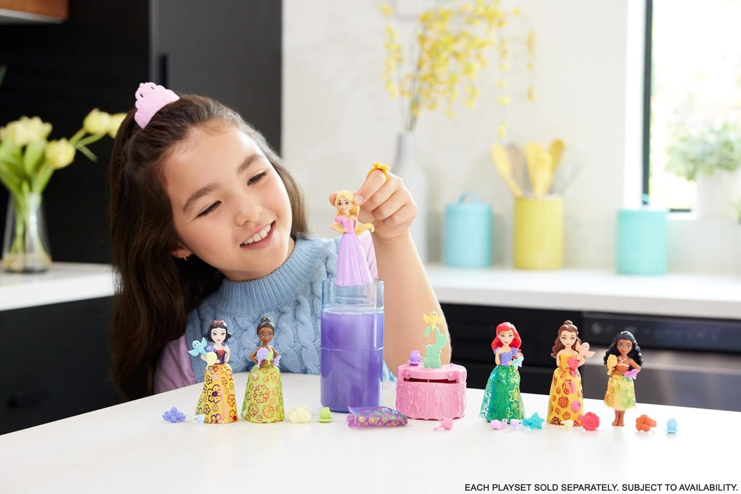 Mattel Disney Princess Royal Color Reveal liten docka med 6 överraskningar, inklusive doftring och 4 tillbehör (dockor kan variera), Garden Party Series HRN63