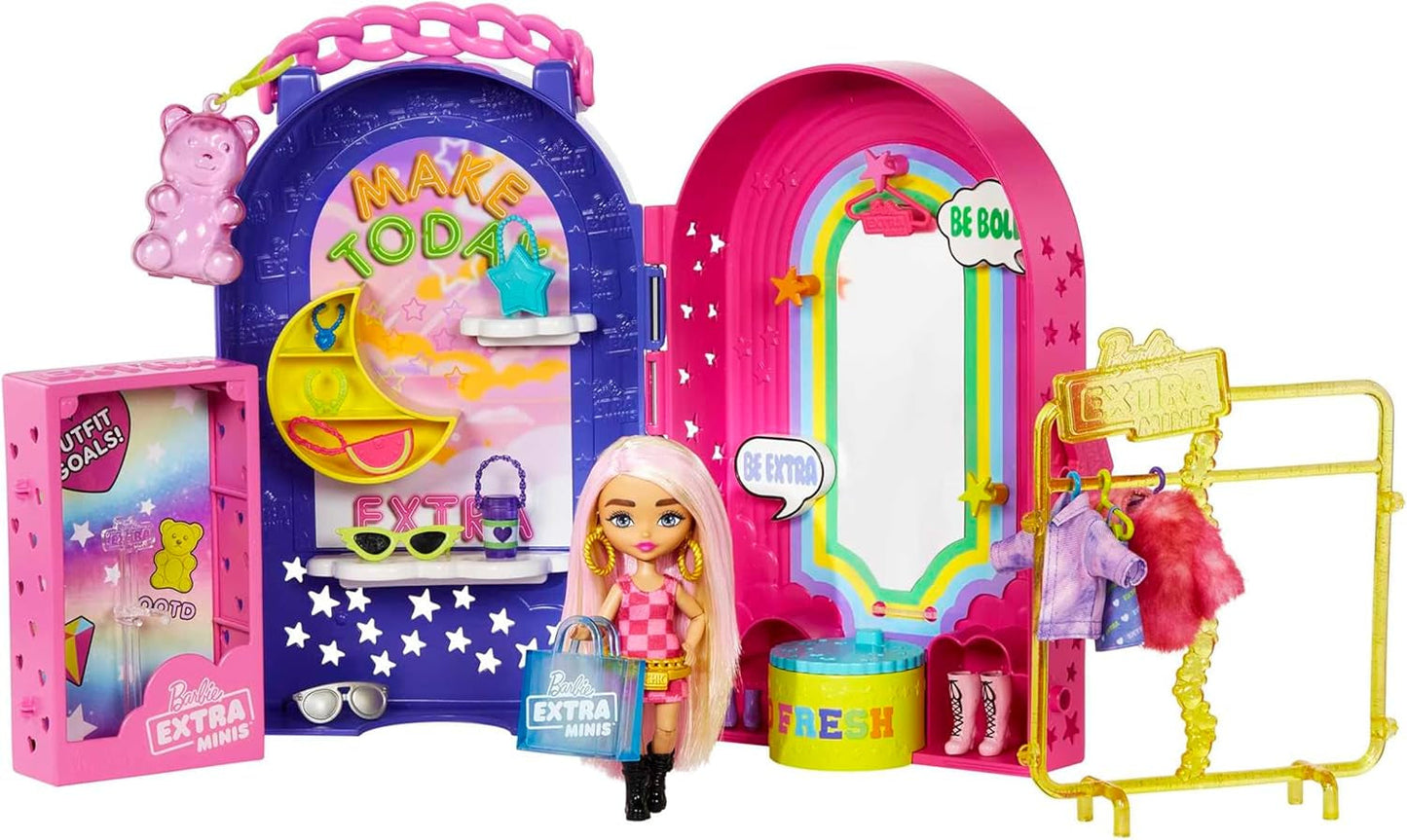 Barbie Extra Minis, extra minidocka och boutique-lekset, garderob med skåp, hyllor, speglar, 360-plattform, extra minidocka med rosa hårtillbehör, HHN15