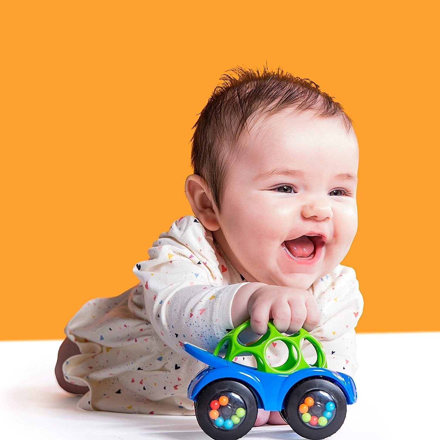 Bright Starts Oball Rattle Toy Bilmotoraktivitetsleksak för spädbarn och småbarn från 3 månader 1 Styck Slumpmässig färg Blå eller Röd Babyleksaker Naty Shop