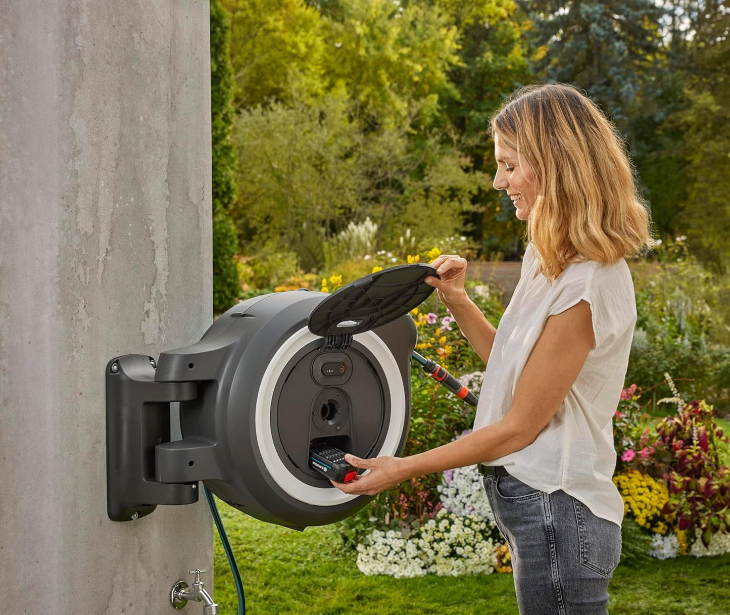 Gardena PowerRoll XXL Solo sladdlös väggslanglåda: Automatisk slangupprullare med 40 m trädgårdsslang, slangstyrning och RollControl, batteridriven, UV- och frostbeständig (18647-55)