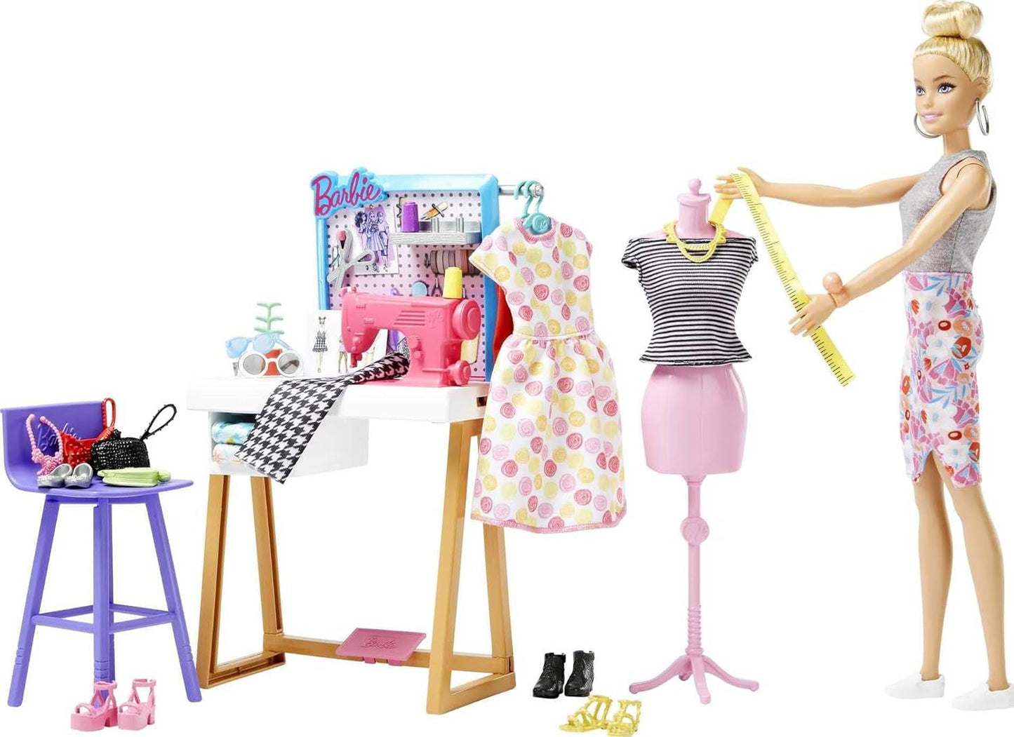 Barbie HDY90 - modedesignerdocka (30,40 cm) och studio, 25+ design- och modeaccessoarer, designskrivbord, stol, symaskin, tygmodell, skyltdocka med mera, leksaker från 3 år Naty Shop Dolls