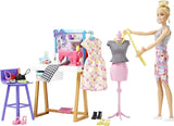 Barbie HDY90 - Modedesignerdocka (30,40 cm) och studio, 25+ design- och modeaccessoarer, designskrivbord, stol, symaskin, textilprover, skyltdocka och mer, leksak för åldrarna 3 och uppåt