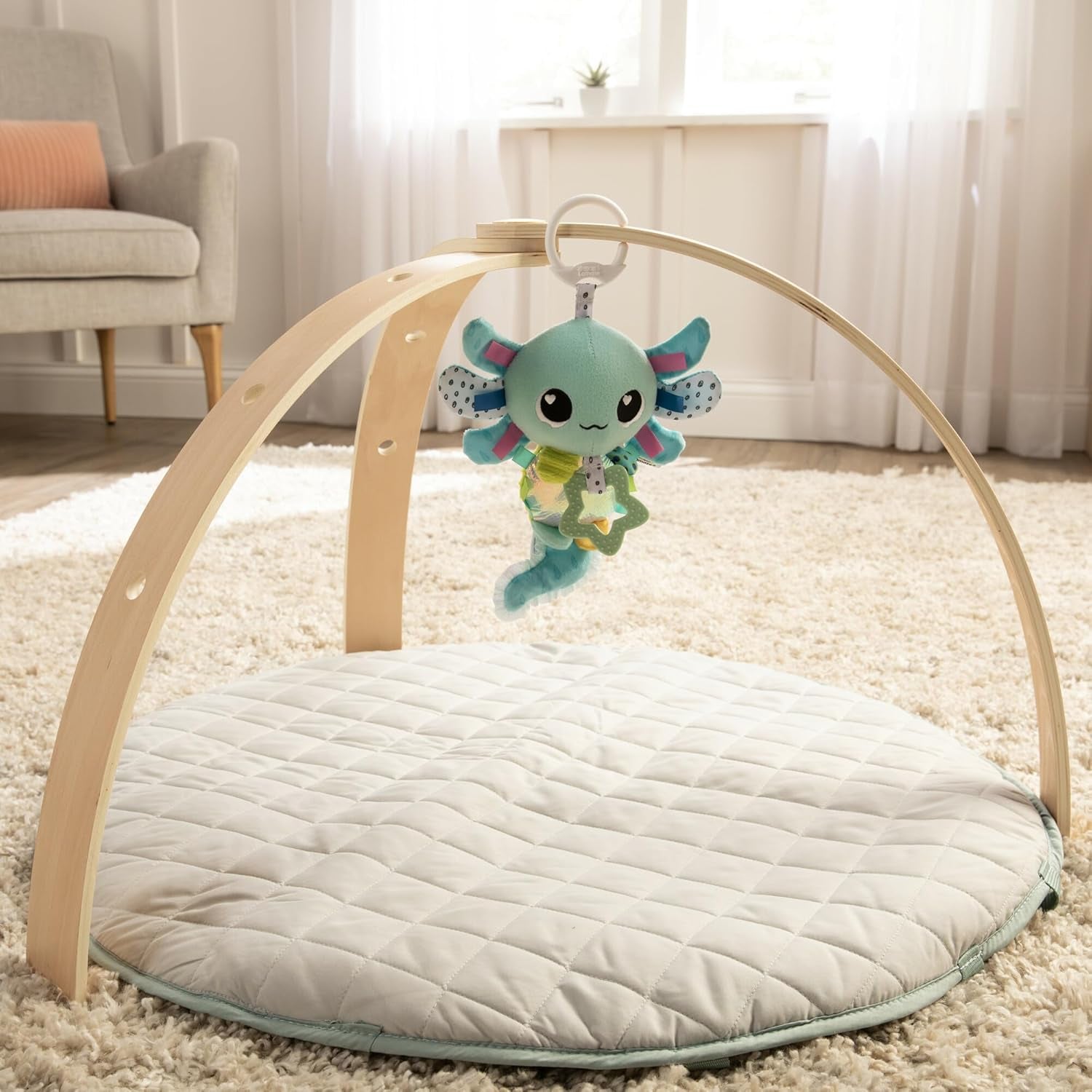 LAMAZE Alise Axolotl - Clip & Go Barnvagnsleksak - Sensoriska babyleksaker - 0-6 månaders tidig inlärningsleksaker - Expertdesignade för nyfödda - Babyshowerpresenter Bebe Naty Shop Toys