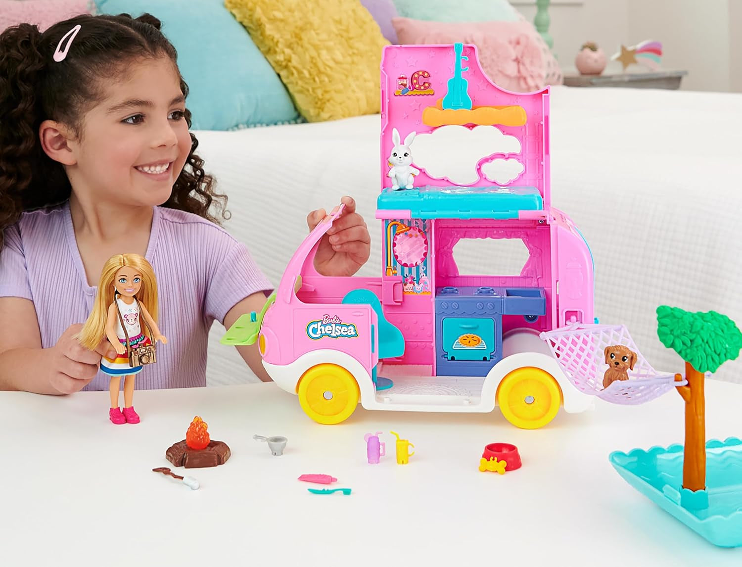 Barbie Chelsea 2-i-1 husvagn - leksaksfordon med pool, hängmatta och matplats för fantasifull lek och sagotid, åldrarna 3+, HNH90