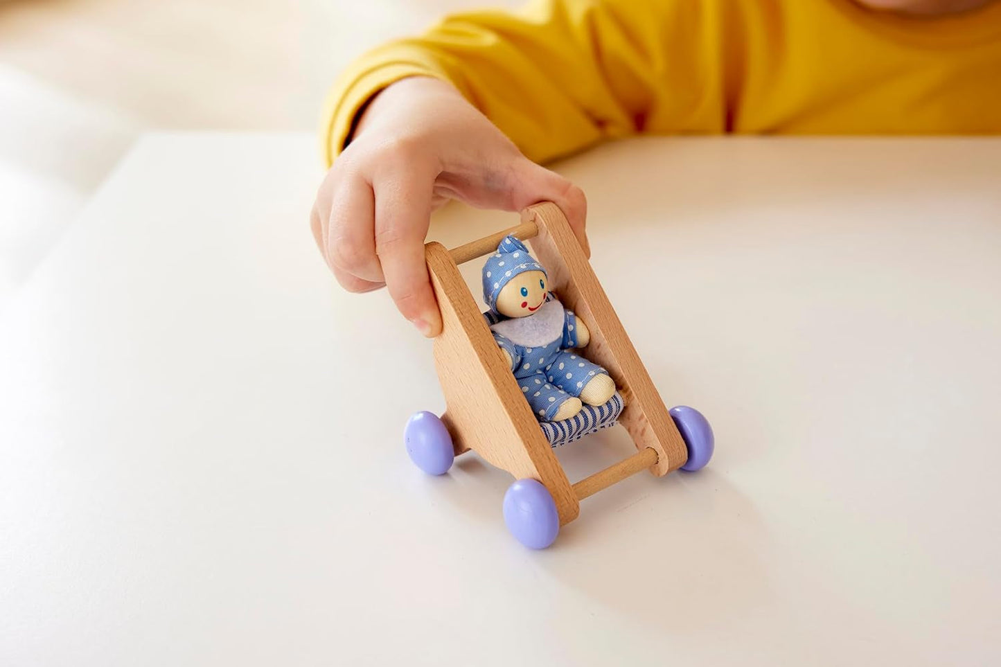 Hape babyrum - dockrumsset i trä, möbler för babydockor, tillbehör till dockskåp för småbarn, babyrum i miniatyr med gunga och tillbehör, rollspel för 3 år