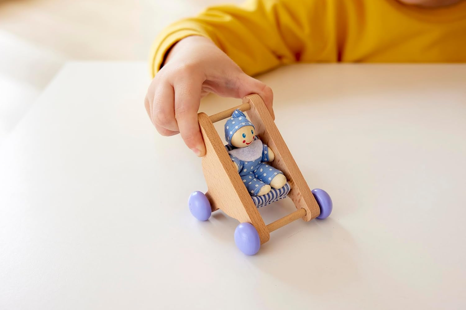 Hape babyrum - dockrumsset i trä, möbler för babydockor, tillbehör till dockskåp för småbarn, babyrum i miniatyr med gunga och tillbehör, rollspel för 3 år